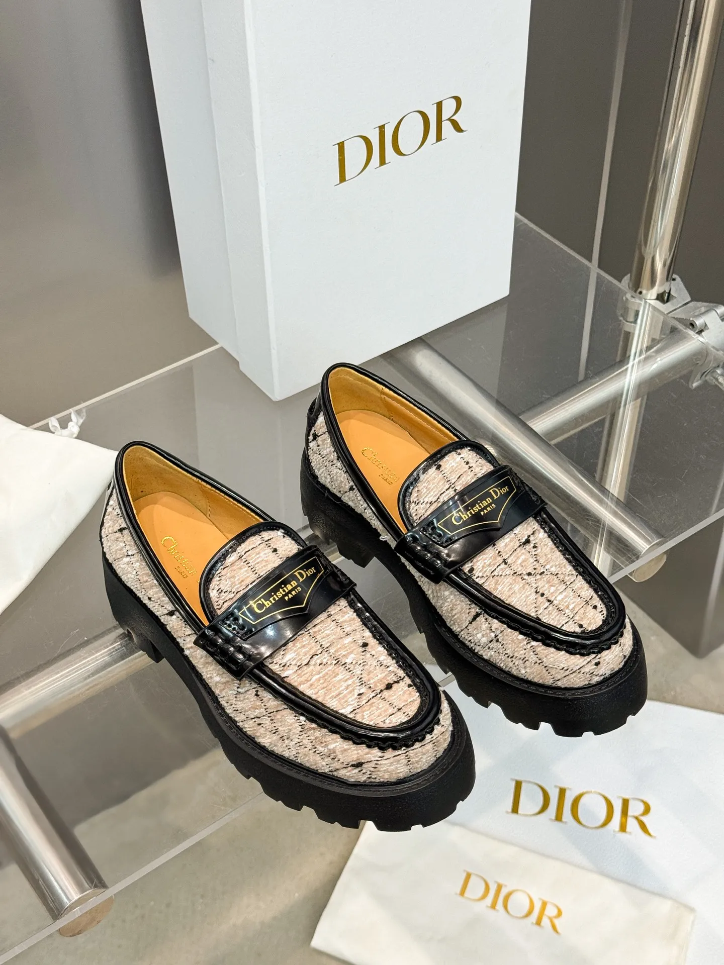 👟👟Ex-factory price 600👟👟 Dior 2024 new autumn and winter D-Boy letter logo color-blocked thick-soled women's shoes. Star's same style slip-on belt buckle round-toe retro low-heeled loafers. Material: imported open-edge beaded cowhide stitching eco-friendly rattan plaid tweed + water-dyed sheepskin lining + original molded IP outsole. Bottom thickness: 3.5CM Size: 35-42 (41.42 customized, non-refundable and non-exchangeable)